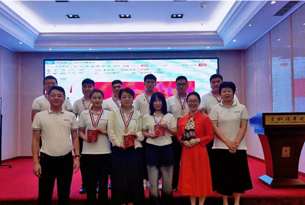 李丹:在沈陽為央企東北汽貿(mào)的員工分享《商務禮儀與智慧溝通》課程